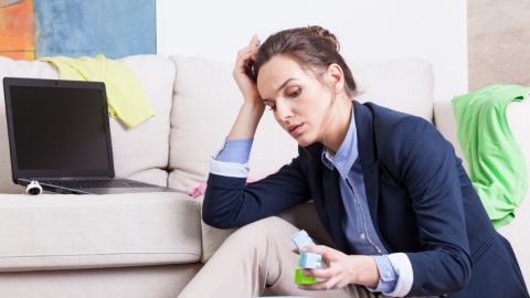 Une femme faisant du télétravail par terre chez elle