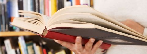 Dicorona, le dictionaire du confinement d'Olivier Auroy Une femme qui lit un livre