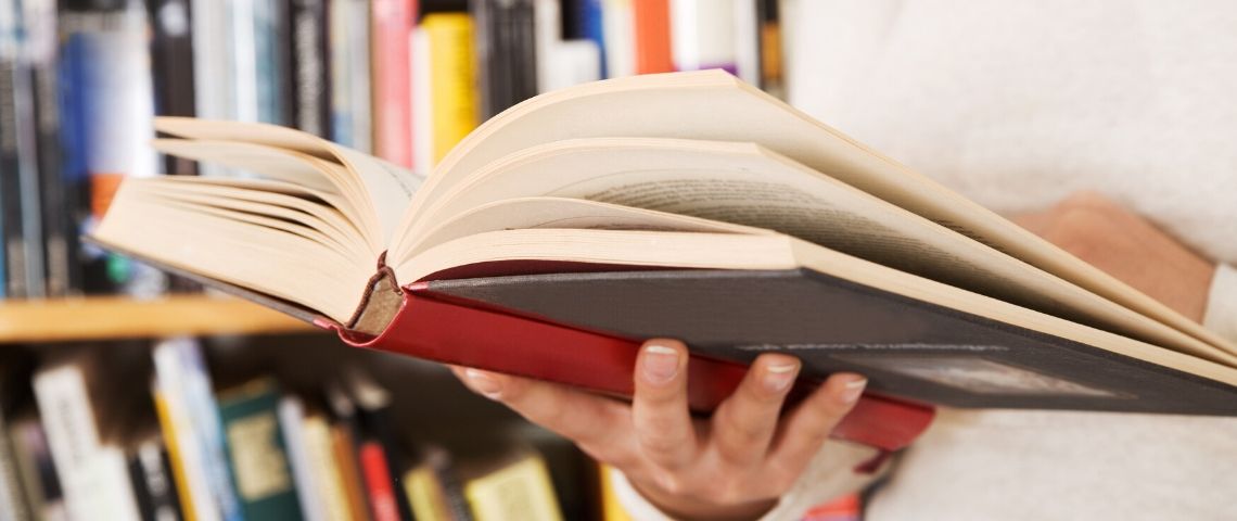 Dicorona, le dictionaire du confinement d'Olivier Auroy Une femme qui lit un livre