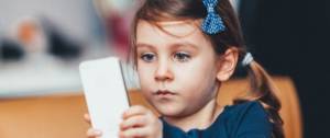 Une petite fille hypnotisée par un smartphone