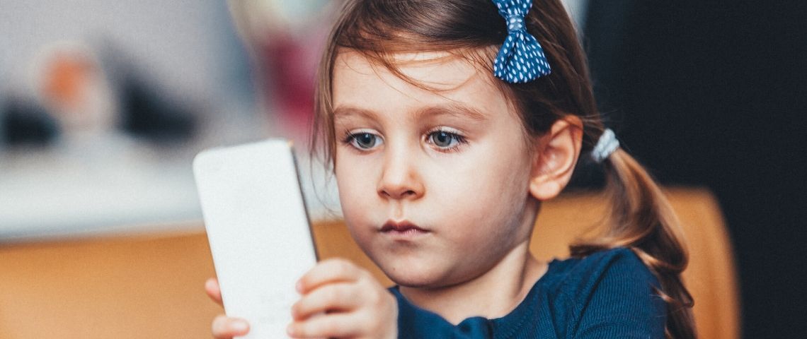 Éviter la surexpostion aux écrans pendant le confinement avec Anne-Lise Ducanda Une petite fille hypnotisée par un smartphone