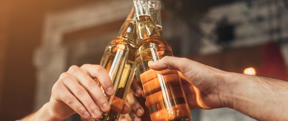 Événementiel d’entreprise et contraintes sanitaires : le dilemme (in)surmontable ? Des hommes qui boivent des bières