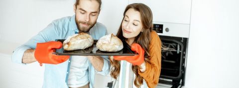 La tendance DIY explose pendant le confinement Un couple qui fabrique son propre pain