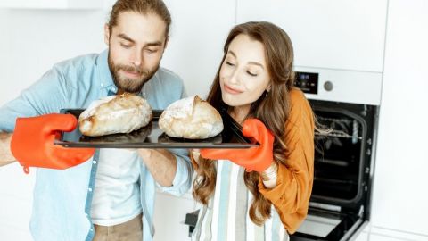 Un couple qui fabrique son propre pain