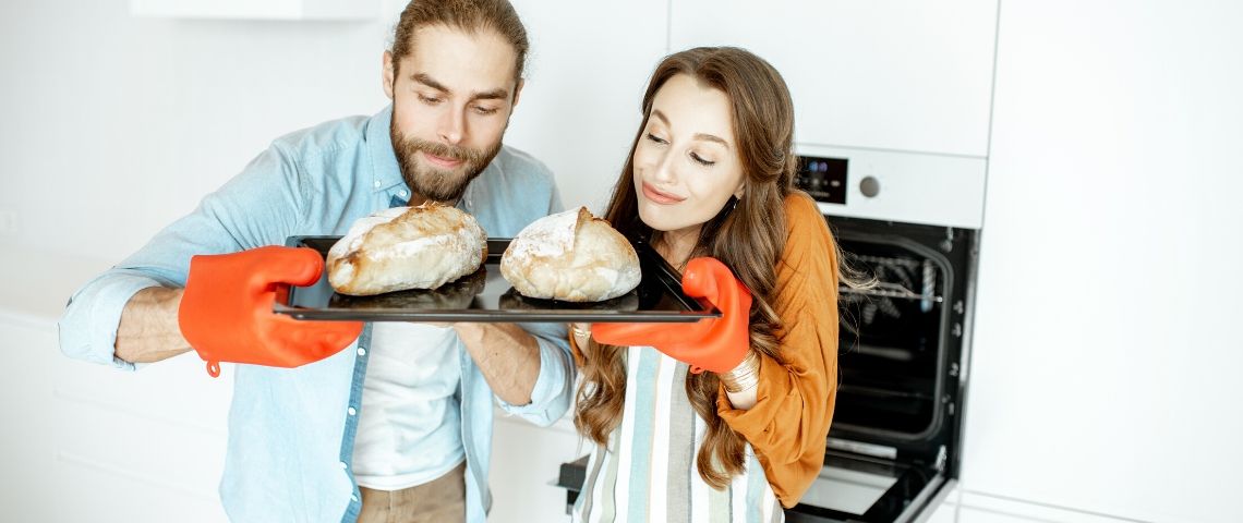 La tendance DIY explose pendant le confinement Un couple qui fabrique son propre pain