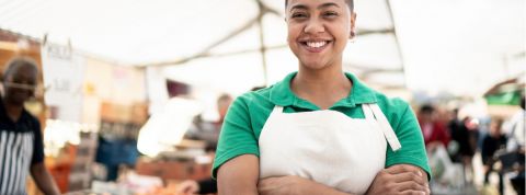 Ce sont nos usages qui permettront une nouvelle économie Une femme dans un marché de fruits et légumes