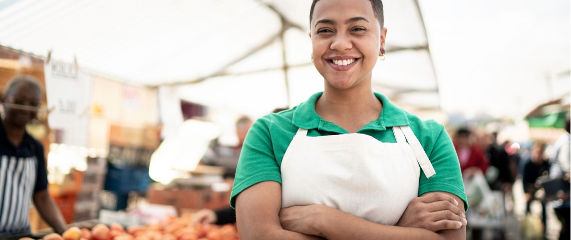 Ce sont nos usages qui permettront une nouvelle économie Une femme dans un marché de fruits et légumes