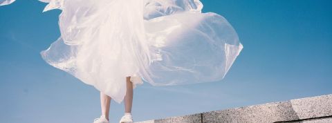 Le monde d'après selon Li Edelkoort Une personne avec du tissu qui vole autour d'elle