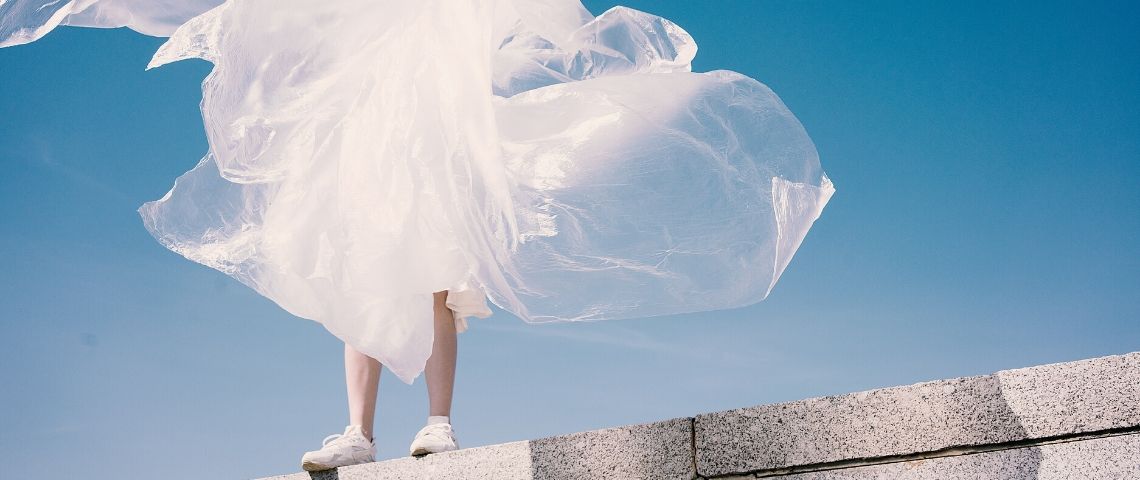 Le monde d'après selon Li Edelkoort Une personne avec du tissu qui vole autour d'elle