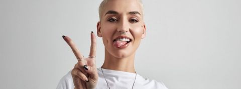 Les jeunes sont prêts pour le monde post-covid Une jeune femme qui fait le signe de la victoire avec ses doigts