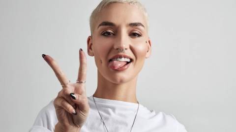 Une jeune femme qui fait le signe de la victoire avec ses doigts