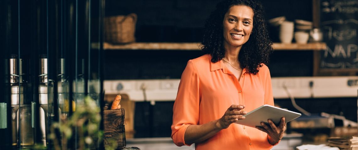 COVID-19 : Founders Future lance « Act », pour financer des projets à impact Une entrepreneuse avec son i-pad