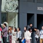 Des Chinois font la queue pour rentrer dans une boutique Hermès