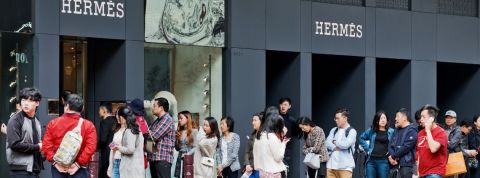 Une boutique Hermès en Chine bat des records de vente en un jour Des Chinois font la queue pour rentrer dans une boutique Hermès