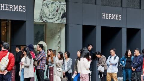 Une boutique Hermès en Chine bat des records de vente en un jour Des Chinois font la queue pour rentrer dans une boutique Hermès