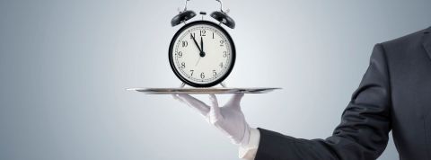 comment la crise du corona change notre rapport à l'innovation une horloge présentée sur un plateau d'argent