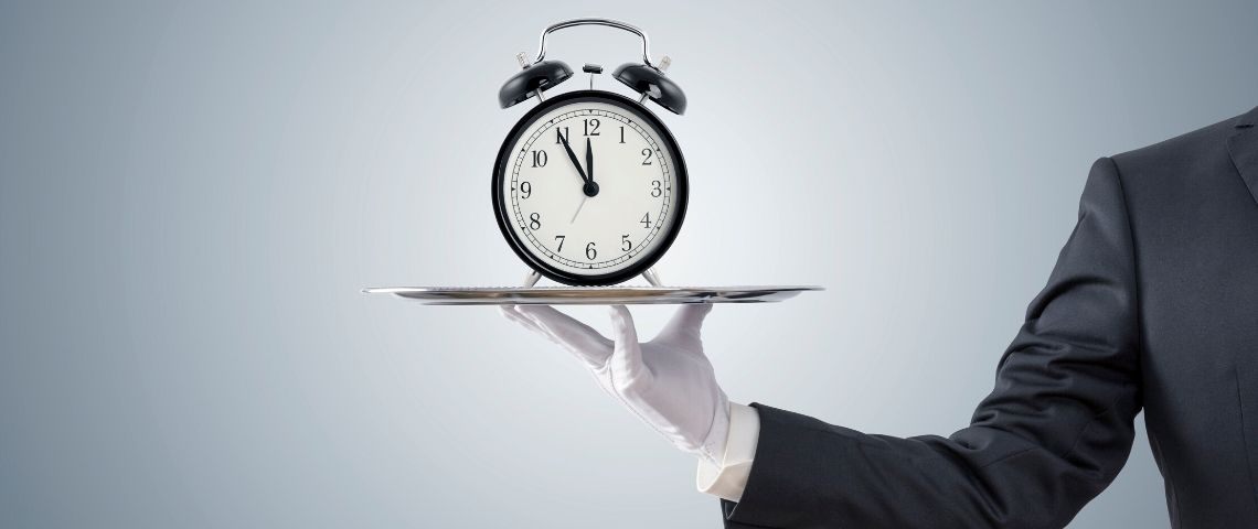 comment la crise du corona change notre rapport à l'innovation une horloge présentée sur un plateau d'argent