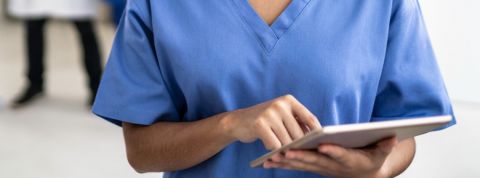 Quels sont les métiers qui recrutent pendant le coronavirus ? Une infirmière en blouse bleue avec un bloc notes