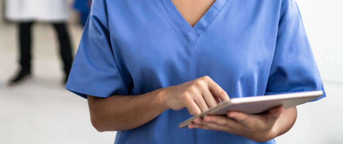 Quels sont les métiers qui recrutent pendant le coronavirus ? Une infirmière en blouse bleue avec un bloc notes