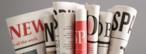 les meilleurs articles sur le covid19 Des journaux placés en éventail