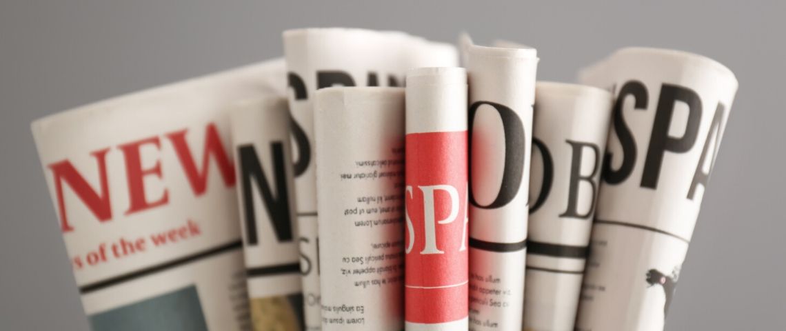 les meilleurs articles sur le covid19 Des journaux placés en éventail