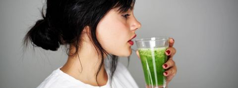 Les influenceurs bien-être profitent de la crise Une femme brune qui boit un jus vert