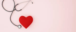 Un stéthoscope avec un coeur