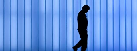 Vers une meilleure compréhension des troubles mentaux en entreprise ? Un homme seul devant un fond bleu