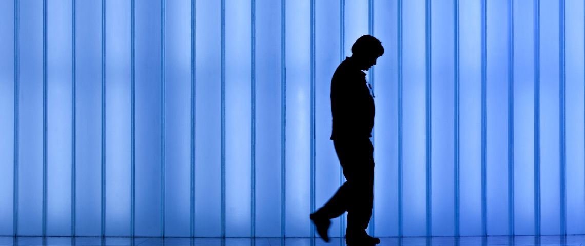 Vers une meilleure compréhension des troubles mentaux en entreprise ? Un homme seul devant un fond bleu