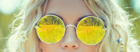 Festival et consultation citoyenne pour construire monde apres le conronavirus en gros plan les lunettes d'une jeune fille blonde