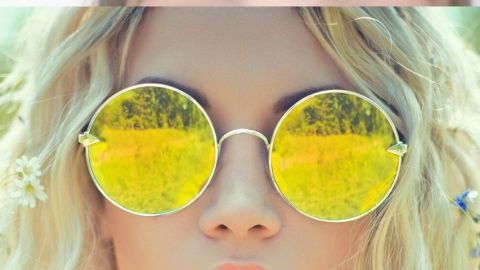 en gros plan les lunettes d'une jeune fille blonde