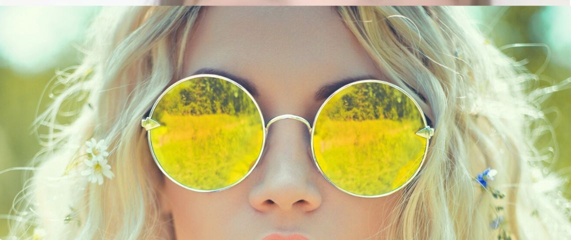 Festival et consultation citoyenne pour construire monde apres le conronavirus en gros plan les lunettes d'une jeune fille blonde
