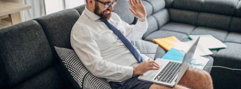 Comment rechercher un emploi en confinement ? Un homme en caleçon, chemise et cravate en visioconférence dans son salon