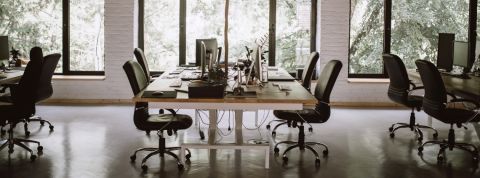 Comment les agences de communication font-elles face à la crise ? Un open space vide