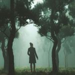 Un homme seul dans le nuit et dans une forêt
