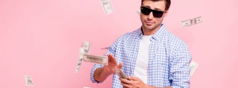 Amazon, Netlflix et Snapchat, 3 boîtes qui vivent bien leur confinement Un homme avec des lunettes de soleil qui lance des billets de banque