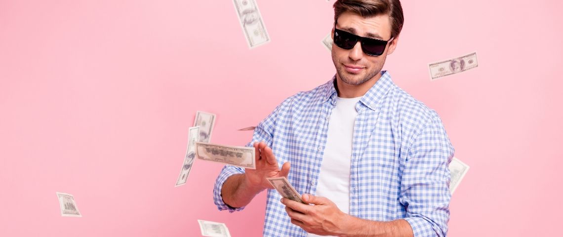 Amazon, Netlflix et Snapchat, 3 boîtes qui vivent bien leur confinement Un homme avec des lunettes de soleil qui lance des billets de banque