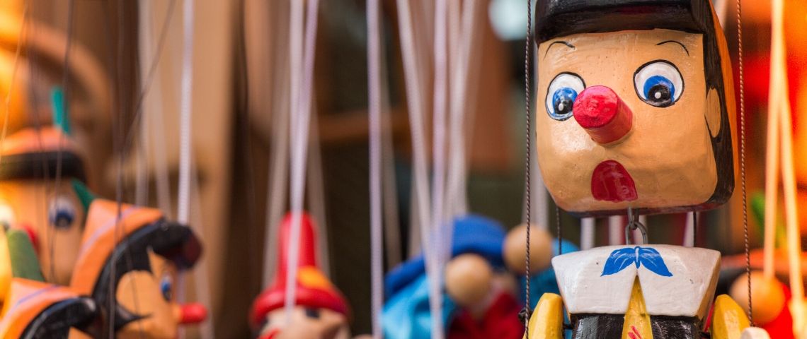 Les petits mensonges du confinement Une marionnette de Pinocchio