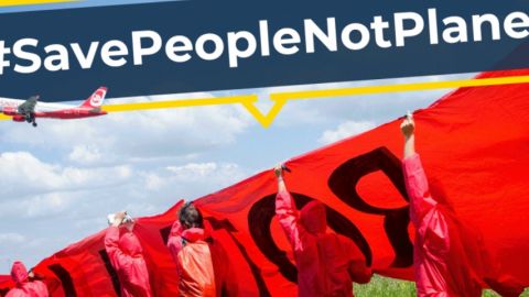 Des militants protestant contre les avantages du secteur aéronautique