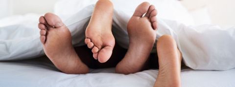 Confinement : le sex-boom ne dit pas forcément baby-boom Deux personnes dans un lit