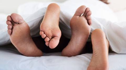 Deux personnes dans un lit