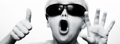 Les six chiffres qui racontent notre sixième semaine de confinement Un enfant avec des lunettes de soleil qui fait le nombre six avec ses doigts