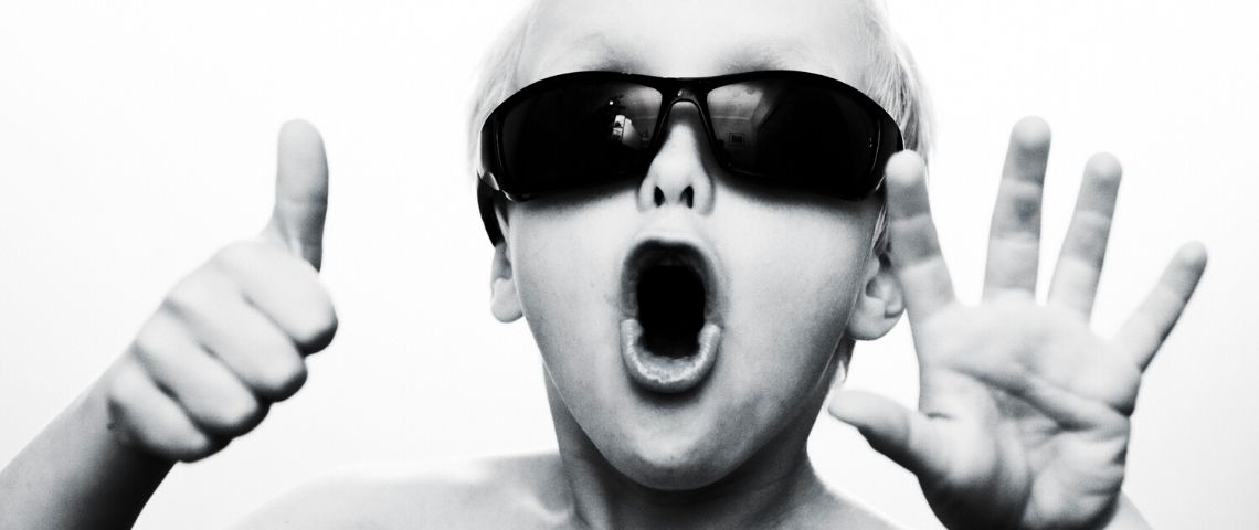 Les six chiffres qui racontent notre sixième semaine de confinement Un enfant avec des lunettes de soleil qui fait le nombre six avec ses doigts