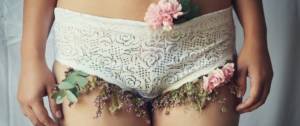 slip d'une jeune fille avec des fleurs dedans