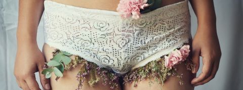 L'hygiène des français pendant le confinement slip d'une jeune fille avec des fleurs dedans