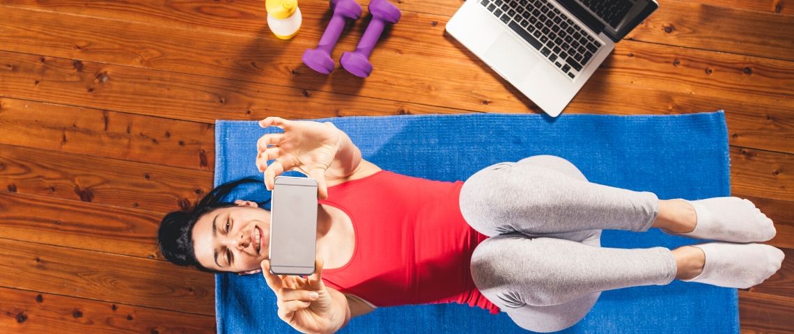 Comment le sport muscle le lien social sur les réseaux Faire du sport à la maison