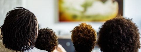 La télé, grande gagnante du confinement Une famille de 4 personnes de dos en train de regarder la télévision