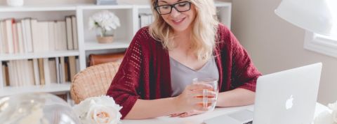 Les Français veulent plus de télétravail après le confinement Une femme blonde en train de faire du télétravail