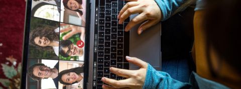 Comment le confinement impacte nos usages numériques ? Une personne en train de passer un appel vidéo sur son ordinateur