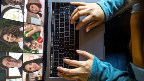 Une personne en train de passer un appel vidéo sur son ordinateur